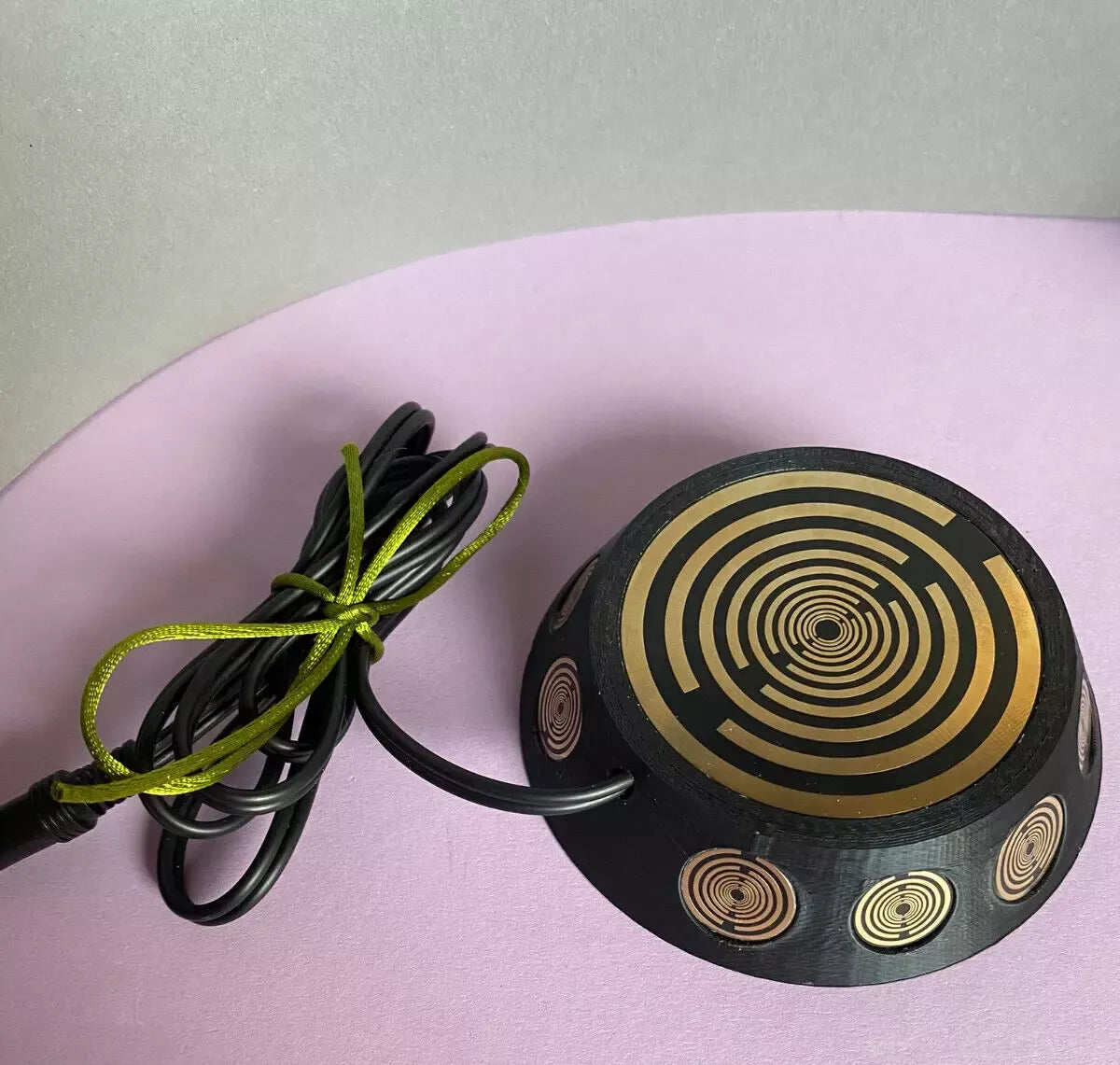 69 mm VibraNex UFO – schwarz, Oberflächenplatte goldlegiert, Füllung Bergkristall & Turmaline – Produktansicht 1