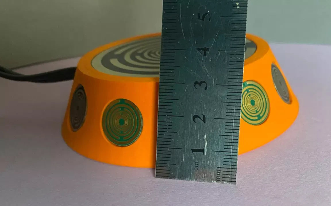 69 mm VibraNex UFO – orange, Oberflächenplatte goldlegiert, Füllung Bergkristall & Turmalin – Produktansicht 1