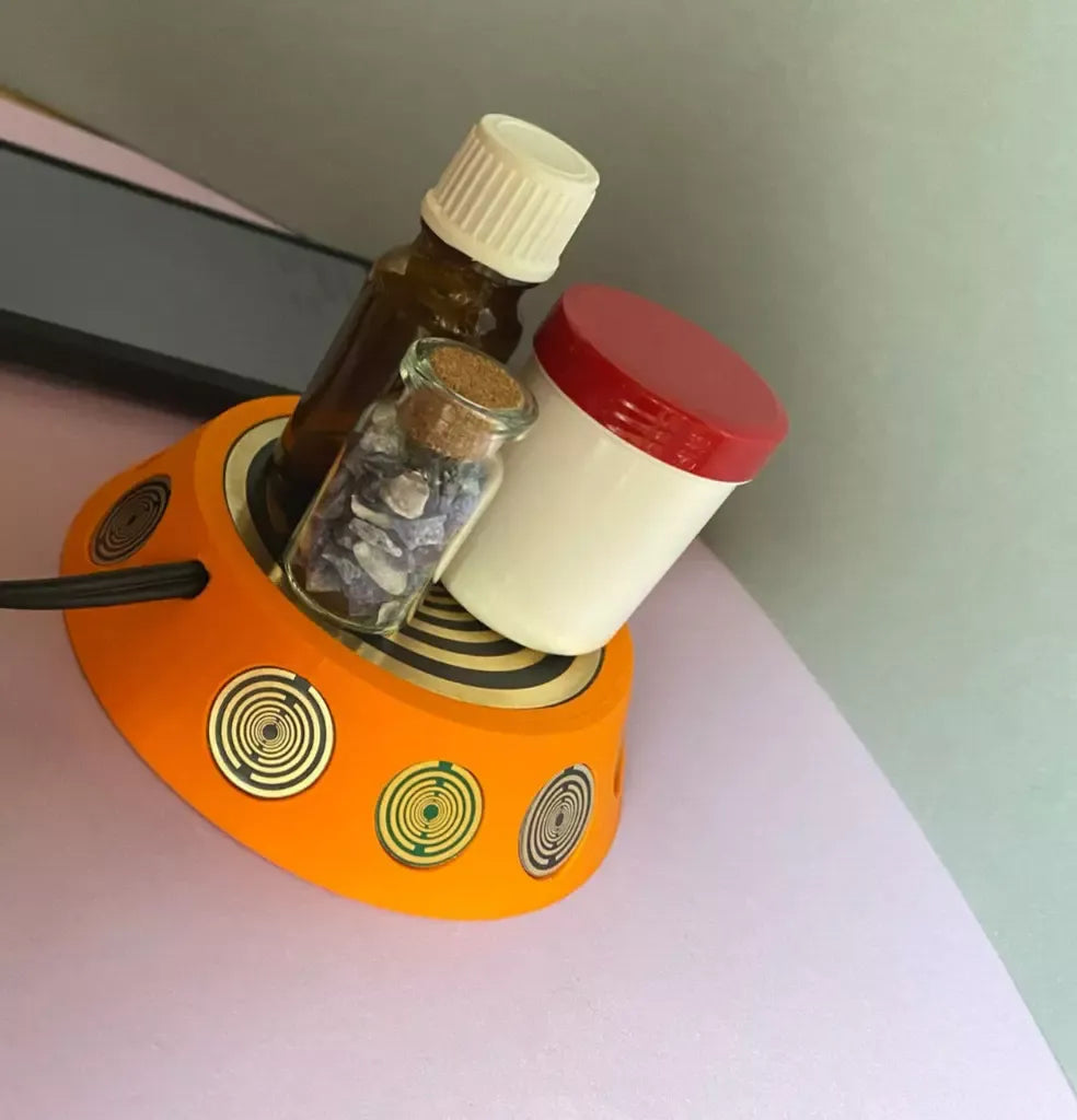 69 mm VibraNex UFO – orange, Oberflächenplatte goldlegiert, Füllung Bergkristall & Turmalin – Produktansicht 1