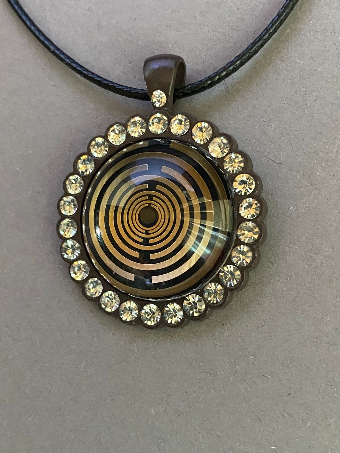 Amulett – Lakhovsky MWO – 25 mm / goldlegiert / Fassung braune – Produktansicht 1
