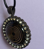Amulett – Lakhovsky MWO – 25 mm / goldlegiert / Fassung braune – Produktansicht 1