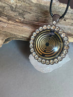 Amulett – Lakhovsky MWO – 25 mm / goldlegiert / Fassung braune – Produktansicht 1
