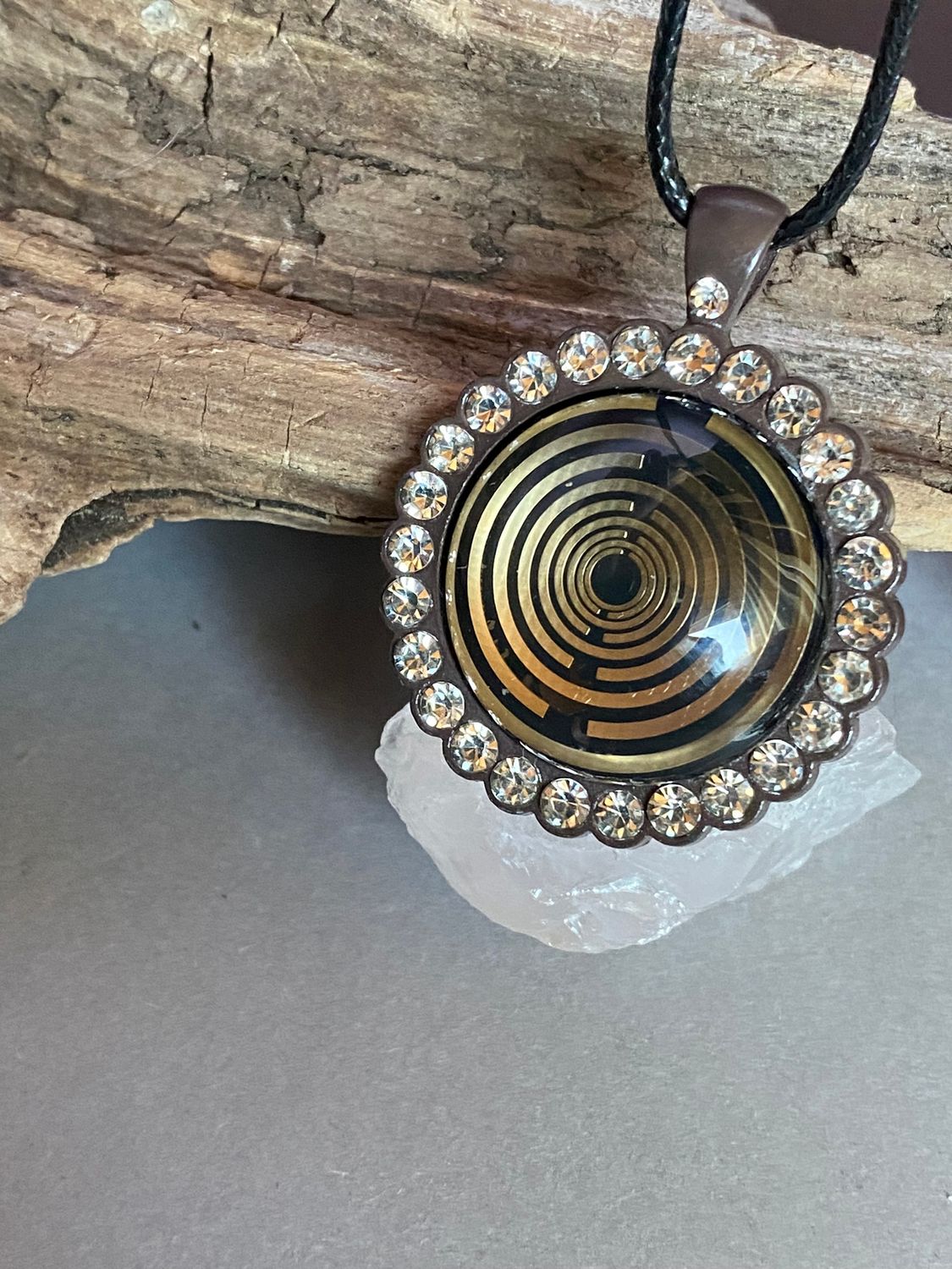 Amulett – Lakhovsky MWO – 25 mm / goldlegiert / Fassung braune – Produktansicht 1