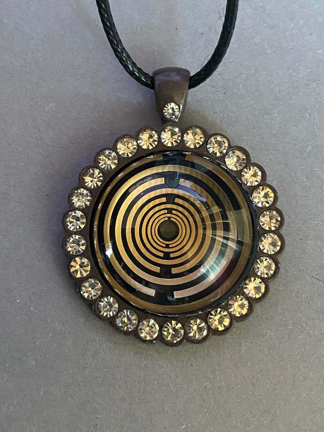 Amulett – Lakhovsky MWO – 25 mm / goldlegiert / Fassung braune – Produktansicht 1