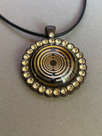 Amulett – Lakhovsky MWO – 25 mm / goldlegiert / Fassung braune – Produktansicht 1