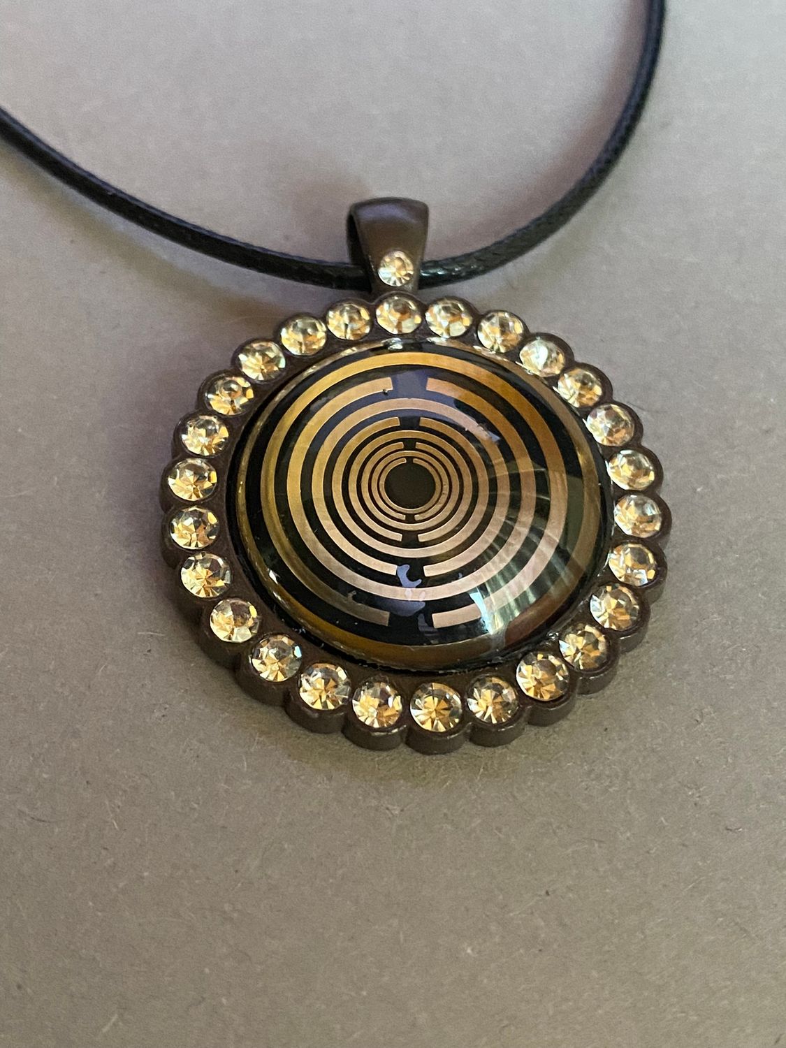 Amulett – Lakhovsky MWO – 25 mm / goldlegiert / Fassung braune – Produktansicht 1