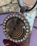 Amulett – Lakhovsky MWO – 25 mm / goldlegiert / Fassung braune – Produktansicht 1