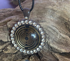 Amulett – Lakhovsky MWO – 25 mm / goldlegiert / Fassung braune – Produktansicht 1