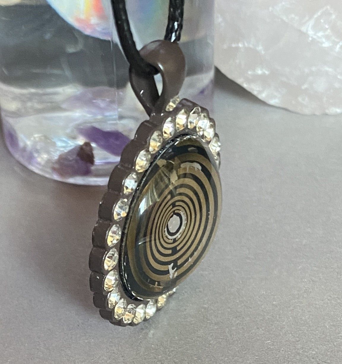 Amulett – Lakhovsky MWO – 25 mm / goldlegiert / Fassung braune – Produktansicht 1