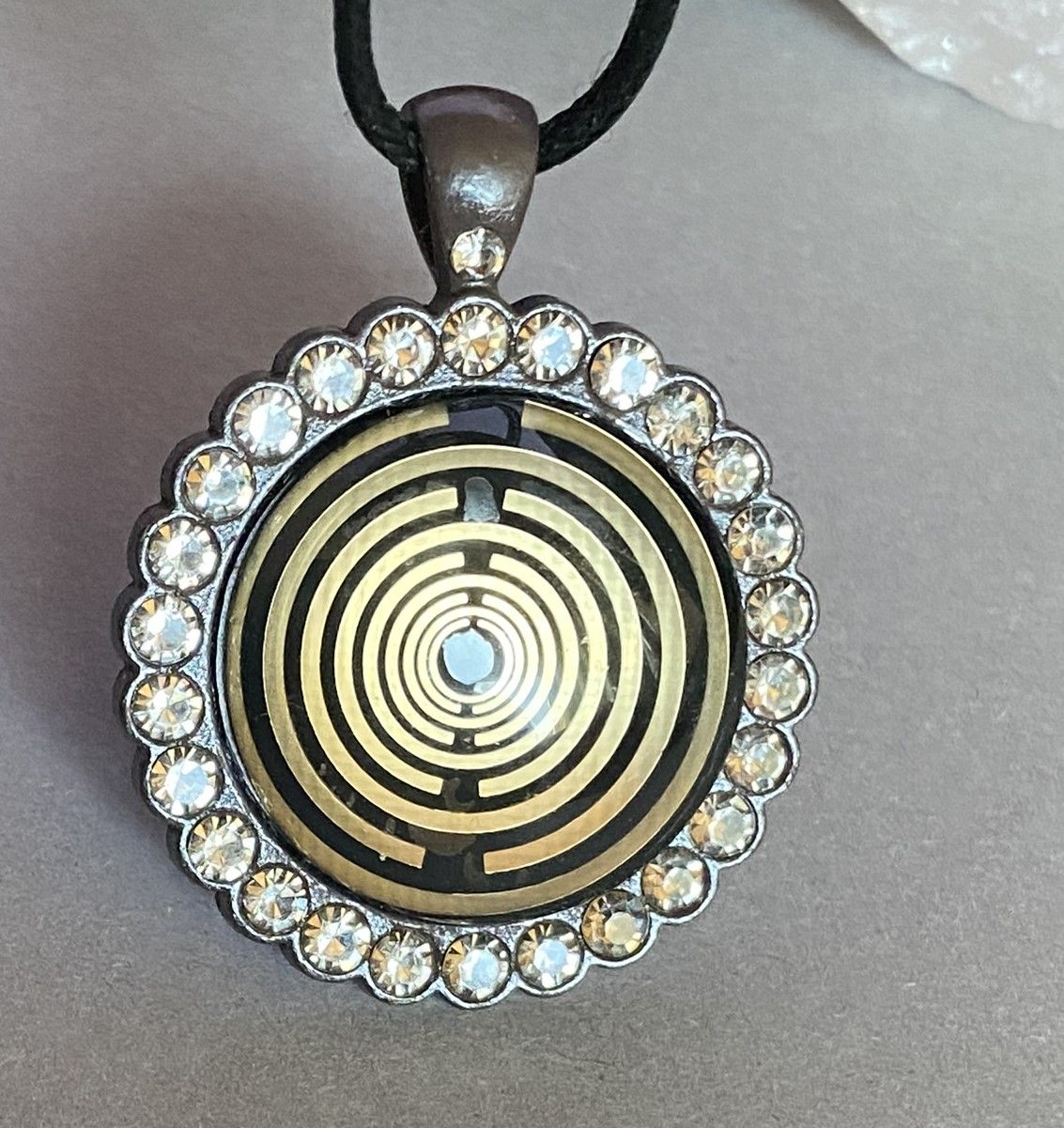 Amulett – Lakhovsky MWO – 25 mm / goldlegiert / Fassung braune – Produktansicht 1