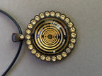 Amulett – Lakhovsky MWO – 25 mm / goldlegiert / Fassung braune – Produktansicht 1