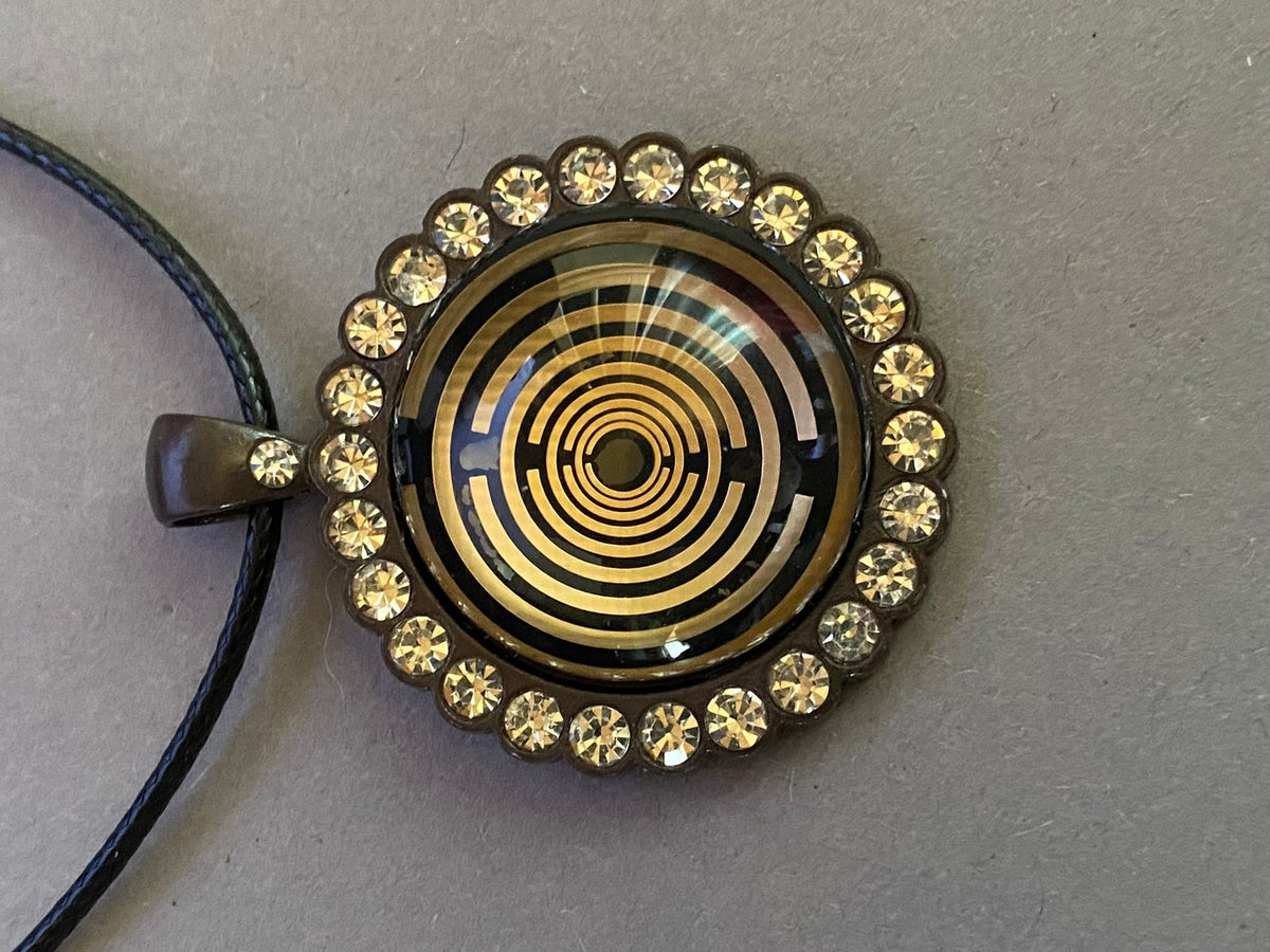 Amulett – Lakhovsky MWO – 25 mm / goldlegiert / Fassung braune – Produktansicht 1
