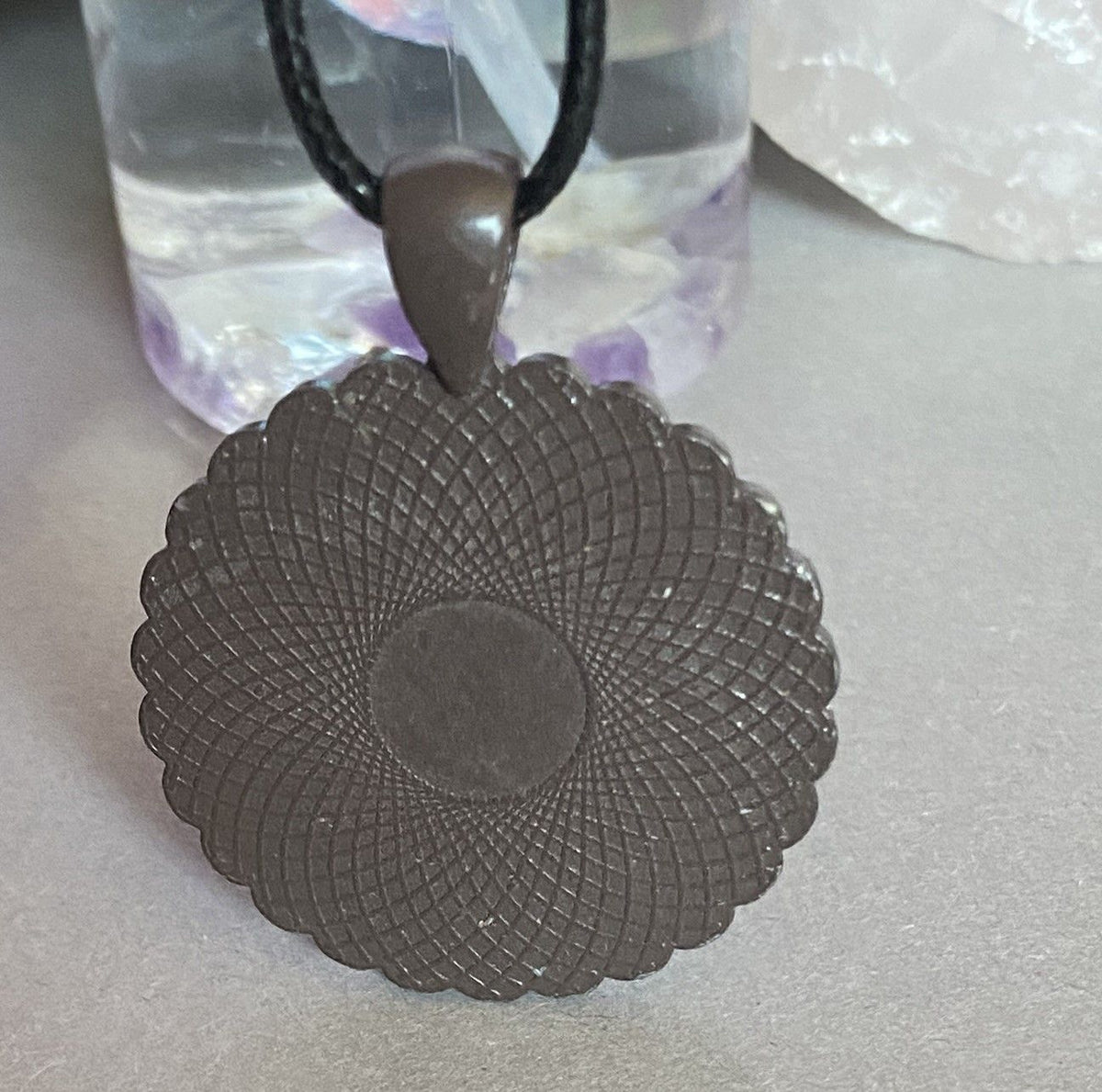 Amulett – Lakhovsky MWO – 25 mm / goldlegiert / Fassung braune – Produktansicht 1