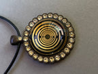 Amulett – Lakhovsky MWO – 25 mm / goldlegiert / Fassung braune – Produktansicht 1