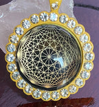Amulett – glamour – Dodecagram – 25 mm / goldlegiert / Fassung sonnengelbe – Produktansicht 1