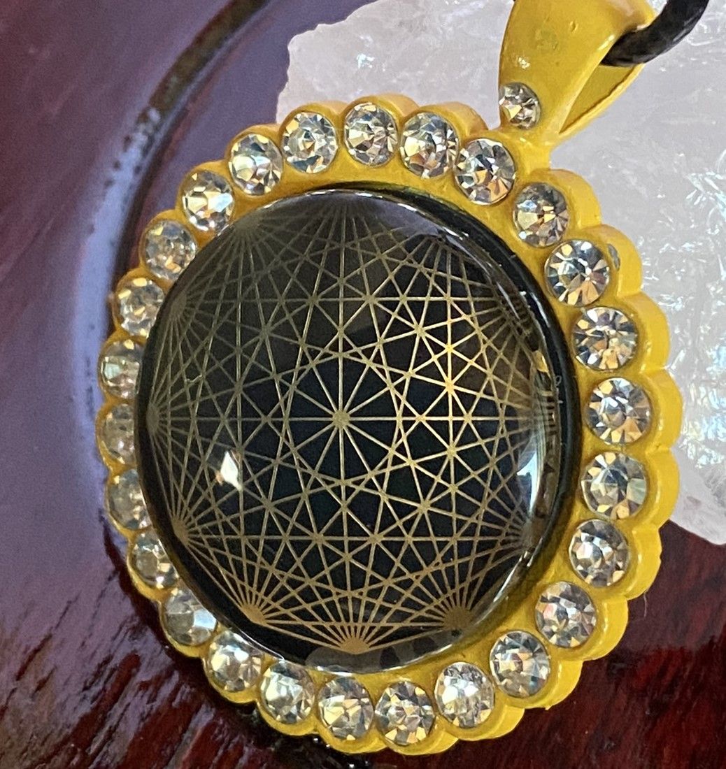 Amulett – glamour – Dodecagram – 25 mm / goldlegiert / Fassung sonnengelbe – Produktansicht 1