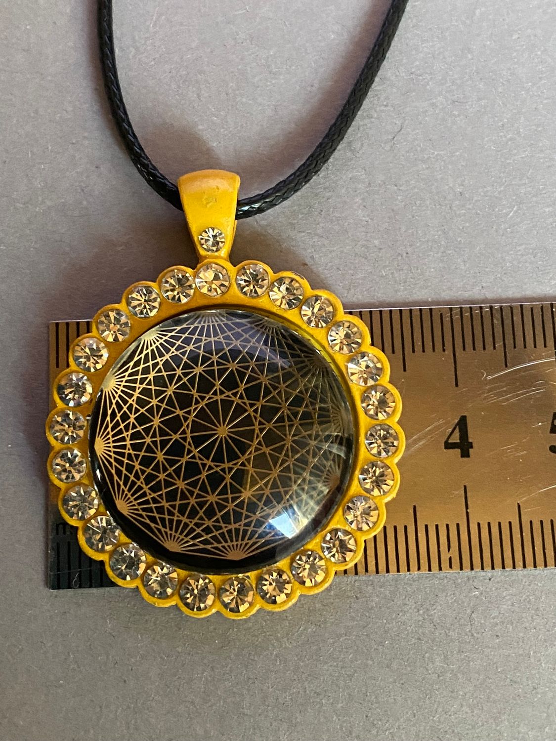 Amulett – glamour – Dodecagram – 25 mm / goldlegiert / Fassung sonnengelbe – Produktansicht 1