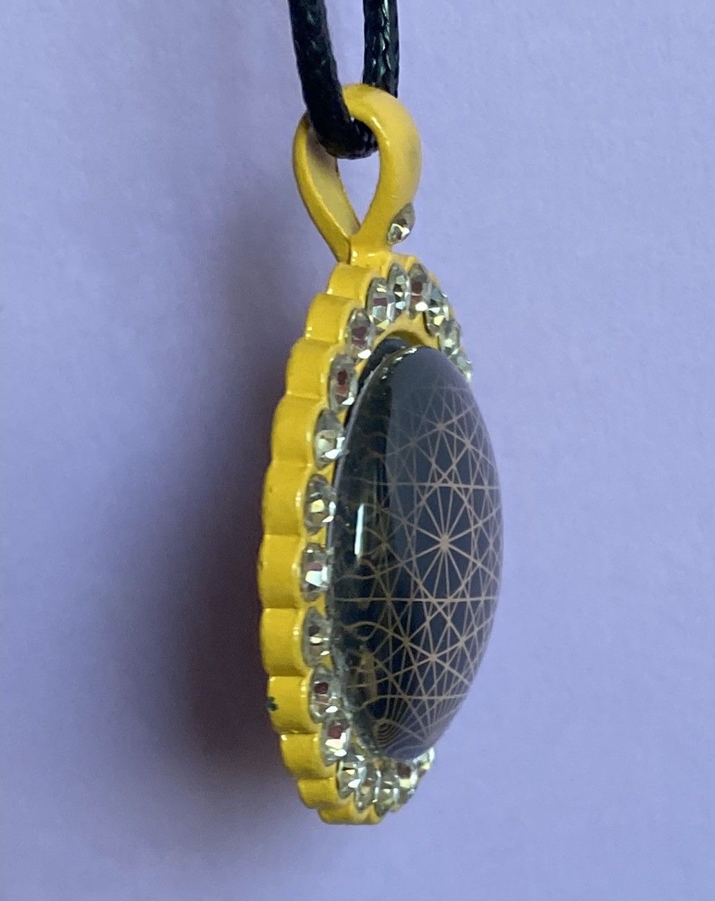 Amulett – glamour – Dodecagram – 25 mm / goldlegiert / Fassung sonnengelbe – Produktansicht 1