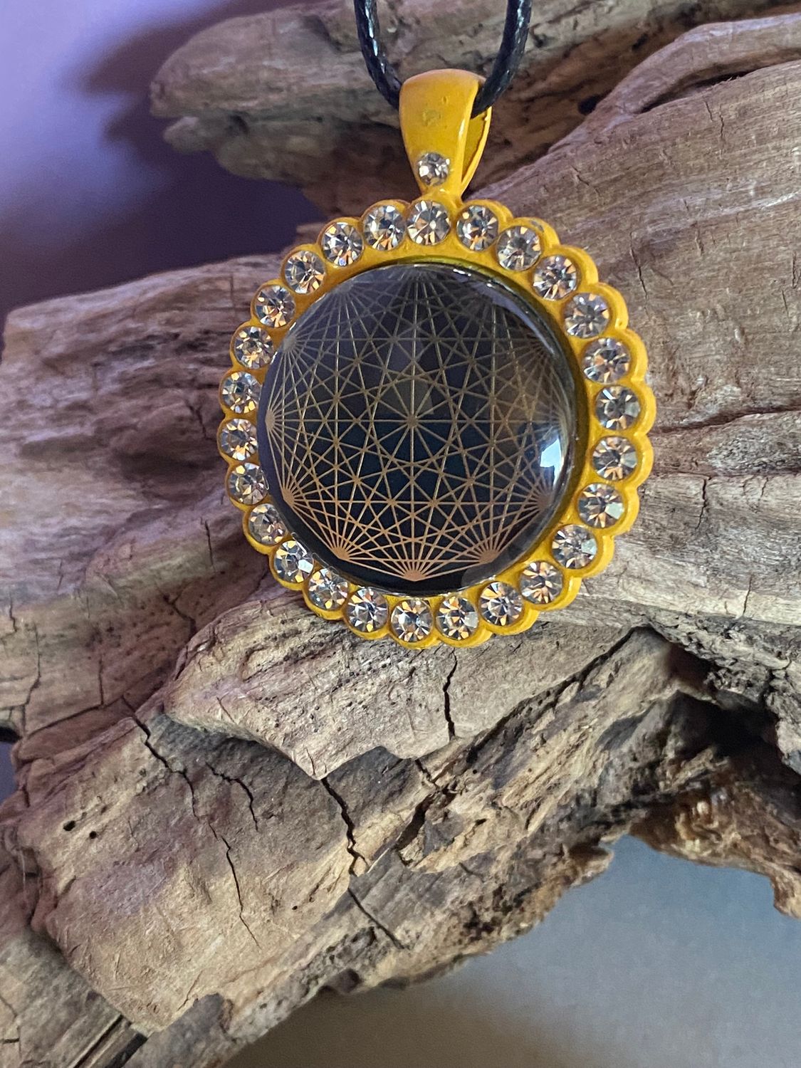 Amulett – glamour – Dodecagram – 25 mm / goldlegiert / Fassung sonnengelbe – Produktansicht 1