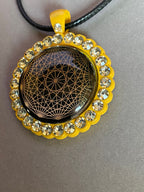 Amulett – glamour – Dodecagram – 25 mm / goldlegiert / Fassung sonnengelbe – Produktansicht 1
