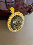 Amulett – glamour – Dodecagram – 25 mm / goldlegiert / Fassung sonnengelbe – Produktansicht 1