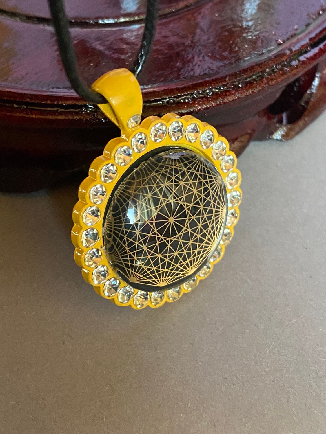 Amulett – glamour – Dodecagram – 25 mm / goldlegiert / Fassung sonnengelbe – Produktansicht 1