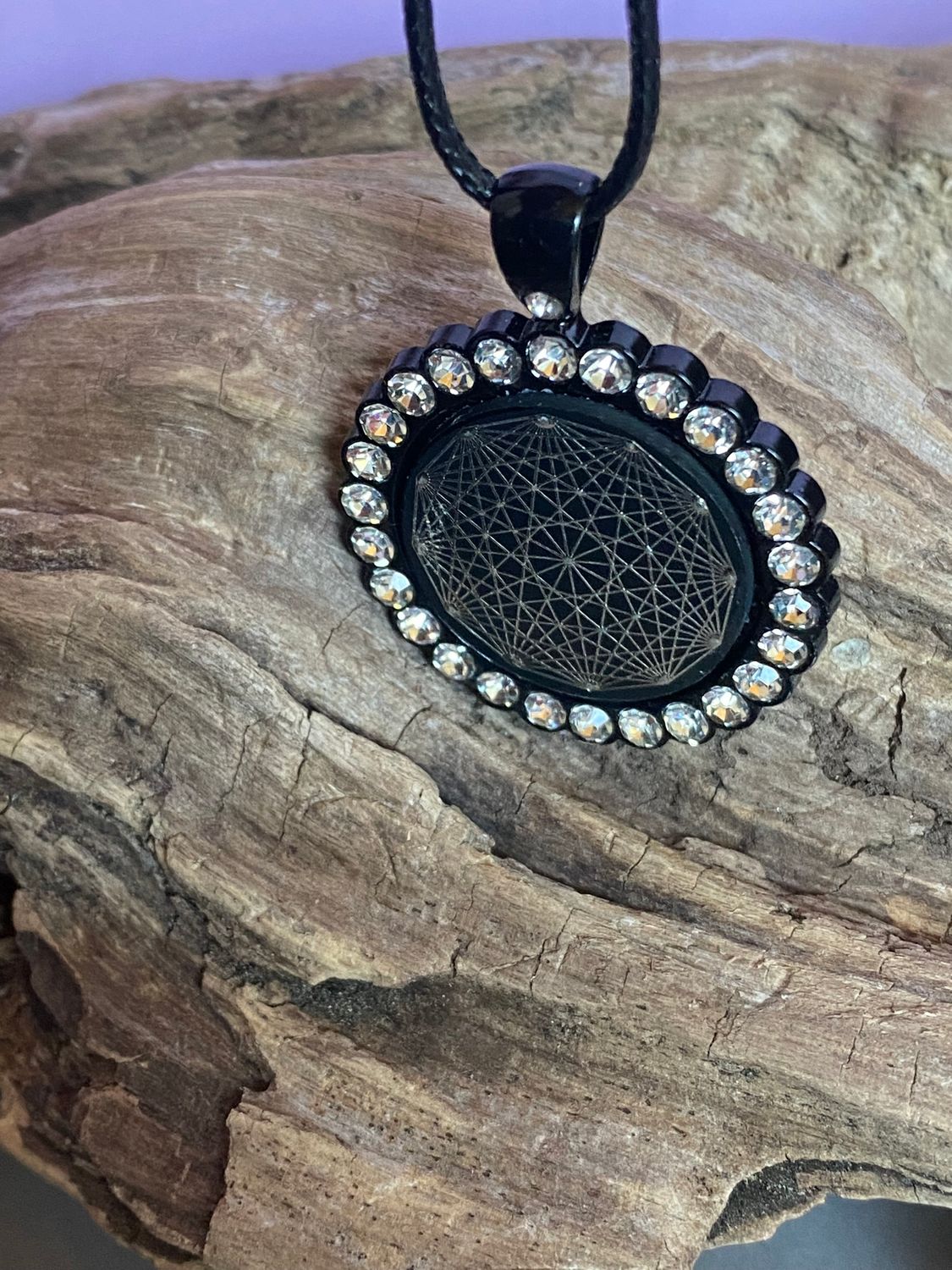 Amulett – Glamour – Dodecagram – 25 mm / zinnlegiert / Fassung nachtschwarze – Produktansicht 1