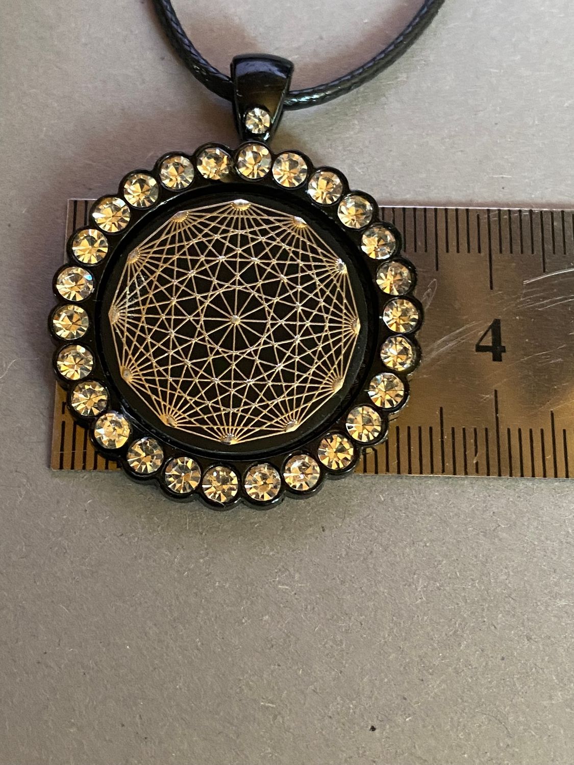 Amulett – Glamour – Dodecagram – 25 mm / zinnlegiert / Fassung nachtschwarze – Produktansicht 1