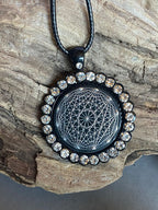Amulett – Glamour – Dodecagram – 25 mm / zinnlegiert / Fassung nachtschwarze – Produktansicht 1