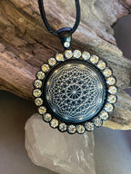 Amulett – Glamour – Dodecagram – 25 mm / zinnlegiert / Fassung nachtschwarze – Produktansicht 1