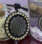 Amulett – Glamour – Dodecagram – 25 mm / zinnlegiert / Fassung nachtschwarze – Produktansicht 1