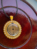 Amulett – Glamour – Lakhovsky MWO – 25 mm / goldlegiert / Fassung gelbe – Produktansicht 1