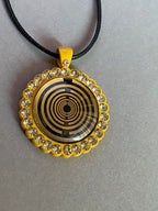Amulett – Glamour – Lakhovsky MWO – 25 mm / goldlegiert / Fassung gelbe – Produktansicht 1