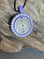 Amulett – Glamour – Strassteine – Lakhovsky MWO – 25 mm / zinnlegiert / Fassung lila – Produktansicht 1