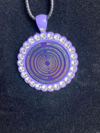 Amulett – Glamour – Strassteine – Lakhovsky MWO – 25 mm / zinnlegiert / Fassung lila – Produktansicht 1