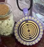 Amulett – Glamour – Strassteine – Lakhovsky MWO – 25 mm / zinnlegiert / Fassung lila – Produktansicht 1
