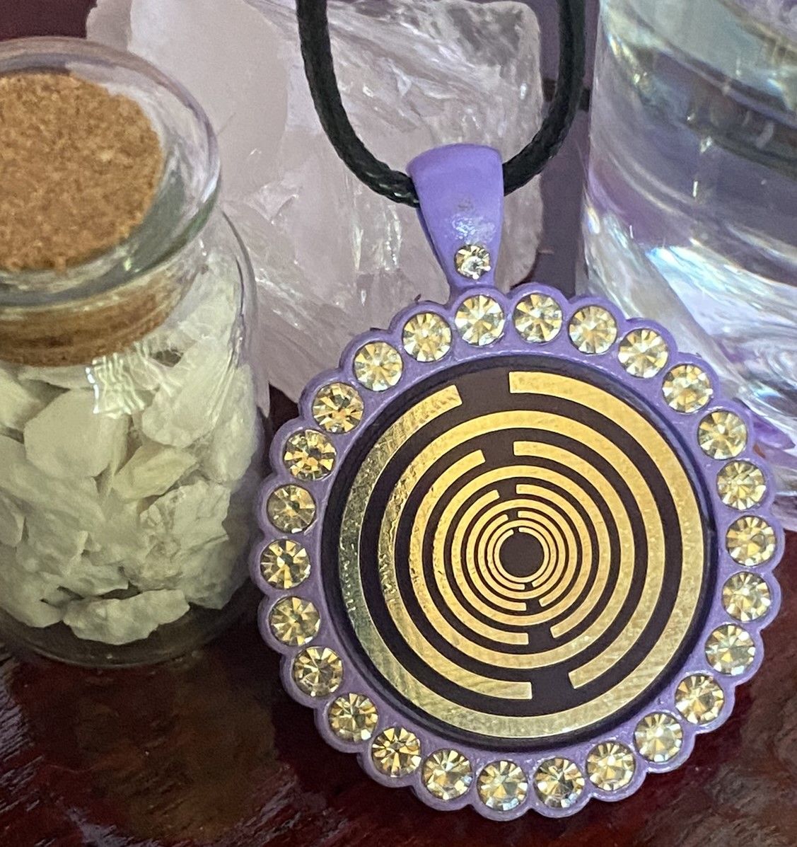 Amulett – Glamour – Strassteine – Lakhovsky MWO – 25 mm / zinnlegiert / Fassung lila – Produktansicht 1