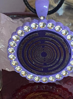 Amulett – Glamour – Strassteine – Lakhovsky MWO – 25 mm / zinnlegiert / Fassung lila – Produktansicht 1