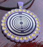 Amulett – Glamour – Strassteine – Lakhovsky MWO – 25 mm / zinnlegiert / Fassung lila – Produktansicht 1