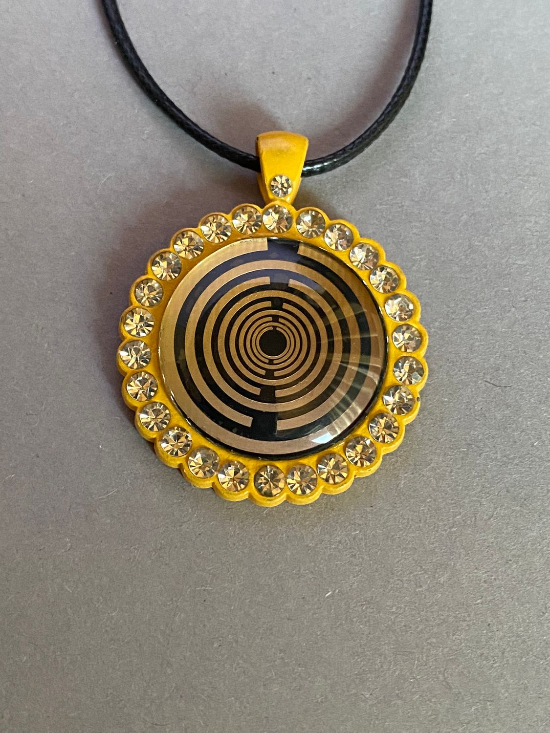 Amulett – Glamour – Lakhovsky MWO – 25 mm / goldlegiert / Fassung gelbe – Produktansicht 1
