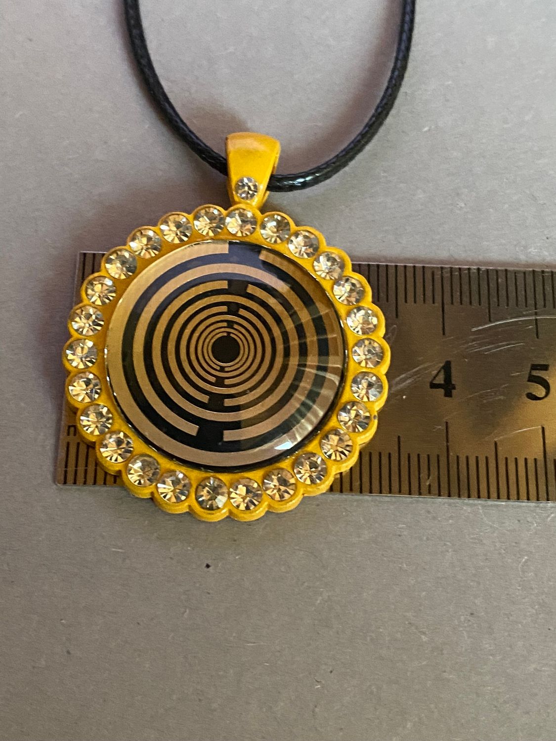 Amulett – Glamour – Lakhovsky MWO – 25 mm / goldlegiert / Fassung gelbe – Produktansicht 1