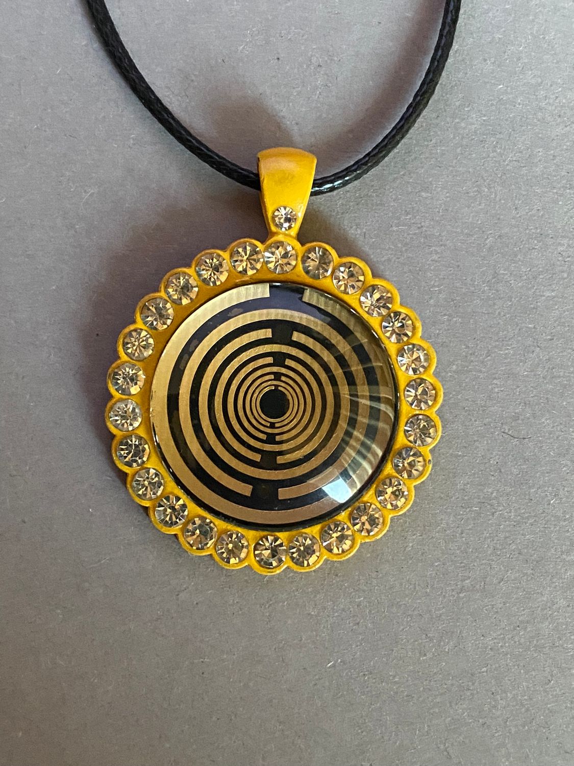Amulett – Glamour – Lakhovsky MWO – 25 mm / goldlegiert / Fassung gelbe – Produktansicht 1