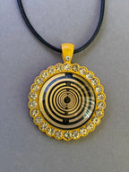 Amulett – Glamour – Lakhovsky MWO – 25 mm / goldlegiert / Fassung gelbe – Produktansicht 1