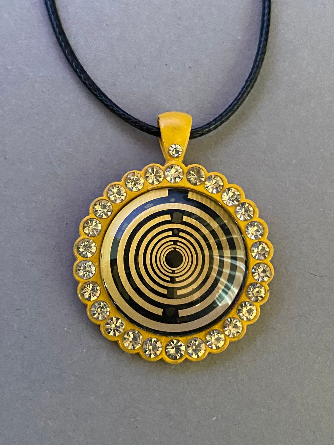 Amulett – Glamour – Lakhovsky MWO – 25 mm / goldlegiert / Fassung gelbe – Produktansicht 1