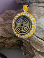 Amulett – Glamour – Lakhovsky MWO – 25 mm / goldlegiert / Fassung gelbe – Produktansicht 1