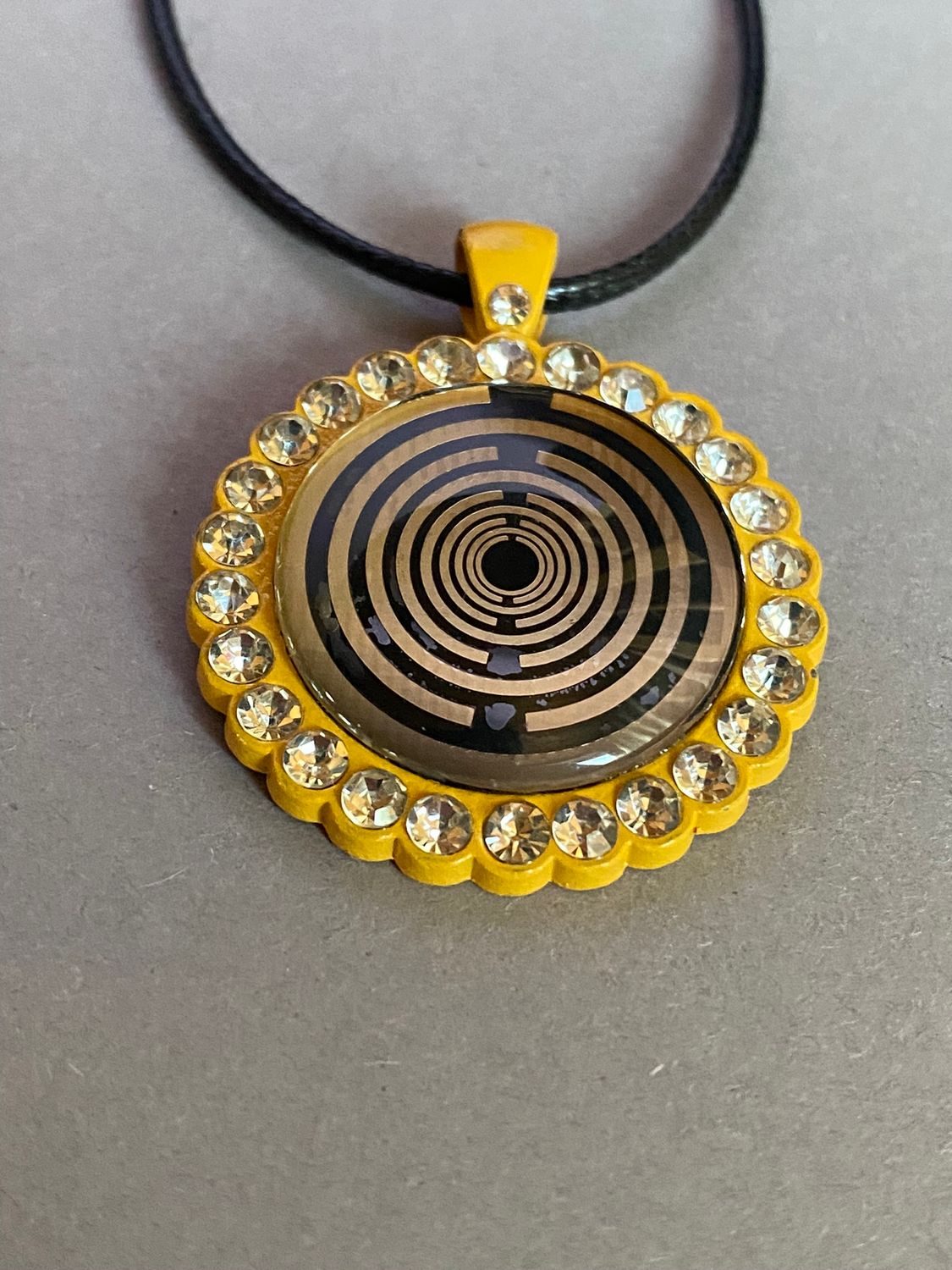 Amulett – Glamour – Lakhovsky MWO – 25 mm / goldlegiert / Fassung gelbe – Produktansicht 1