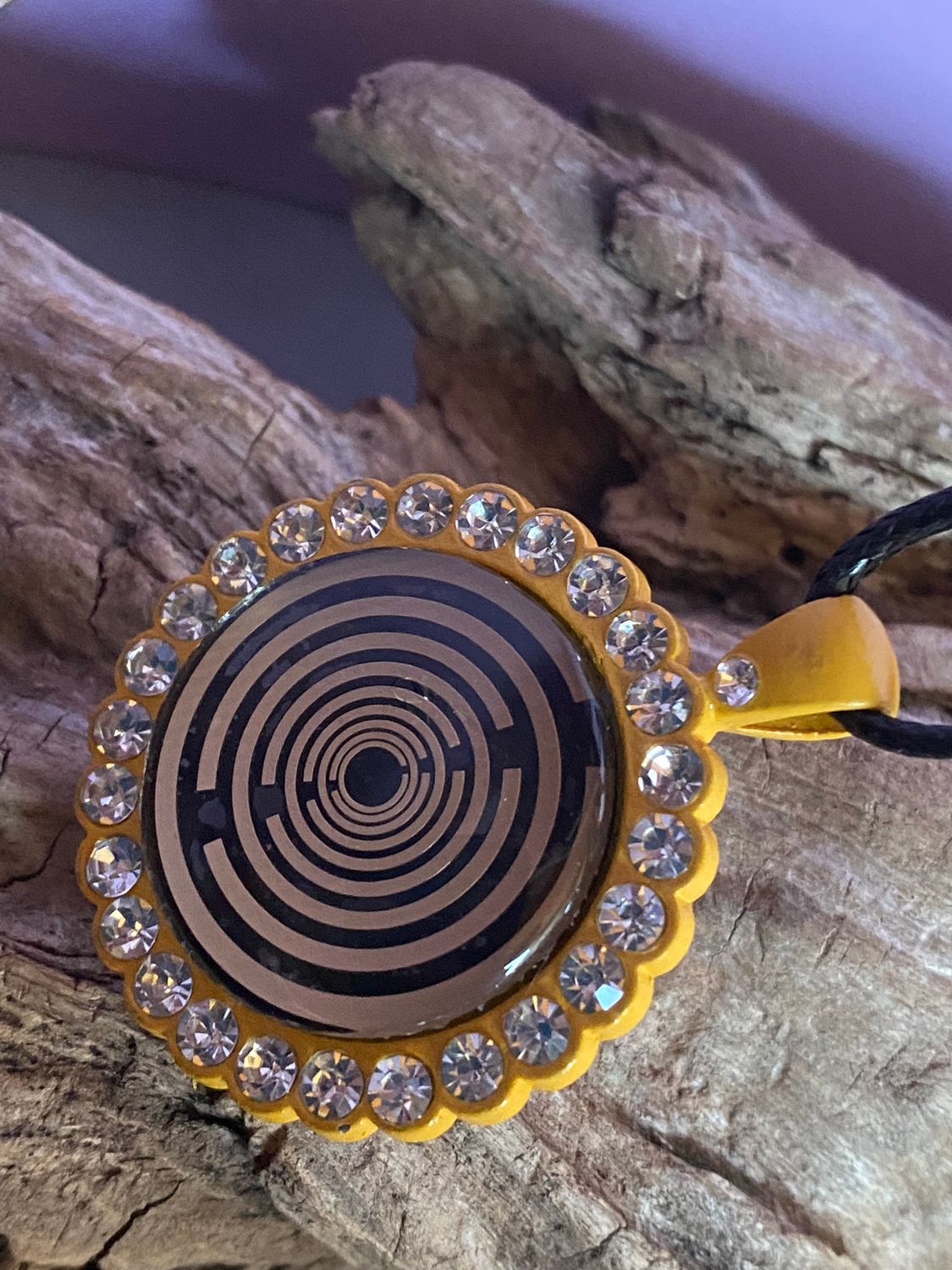 Amulett – Glamour – Lakhovsky MWO – 25 mm / goldlegiert / Fassung gelbe – Produktansicht 1