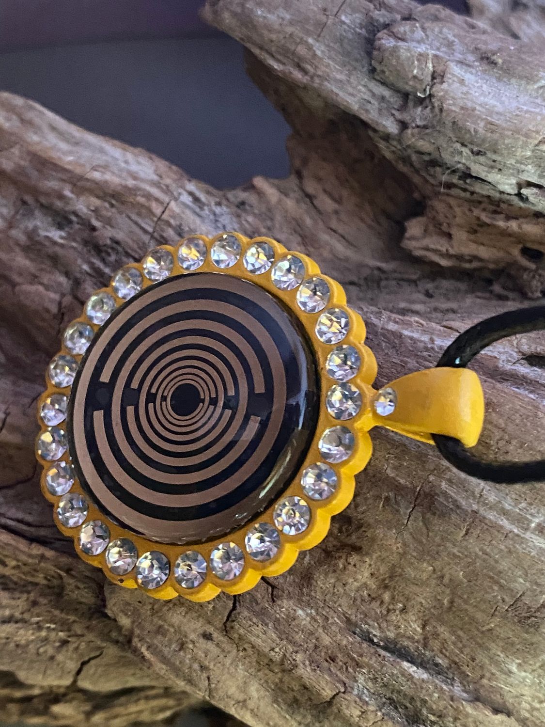 Amulett – Glamour – Lakhovsky MWO – 25 mm / goldlegiert / Fassung gelbe – Produktansicht 1