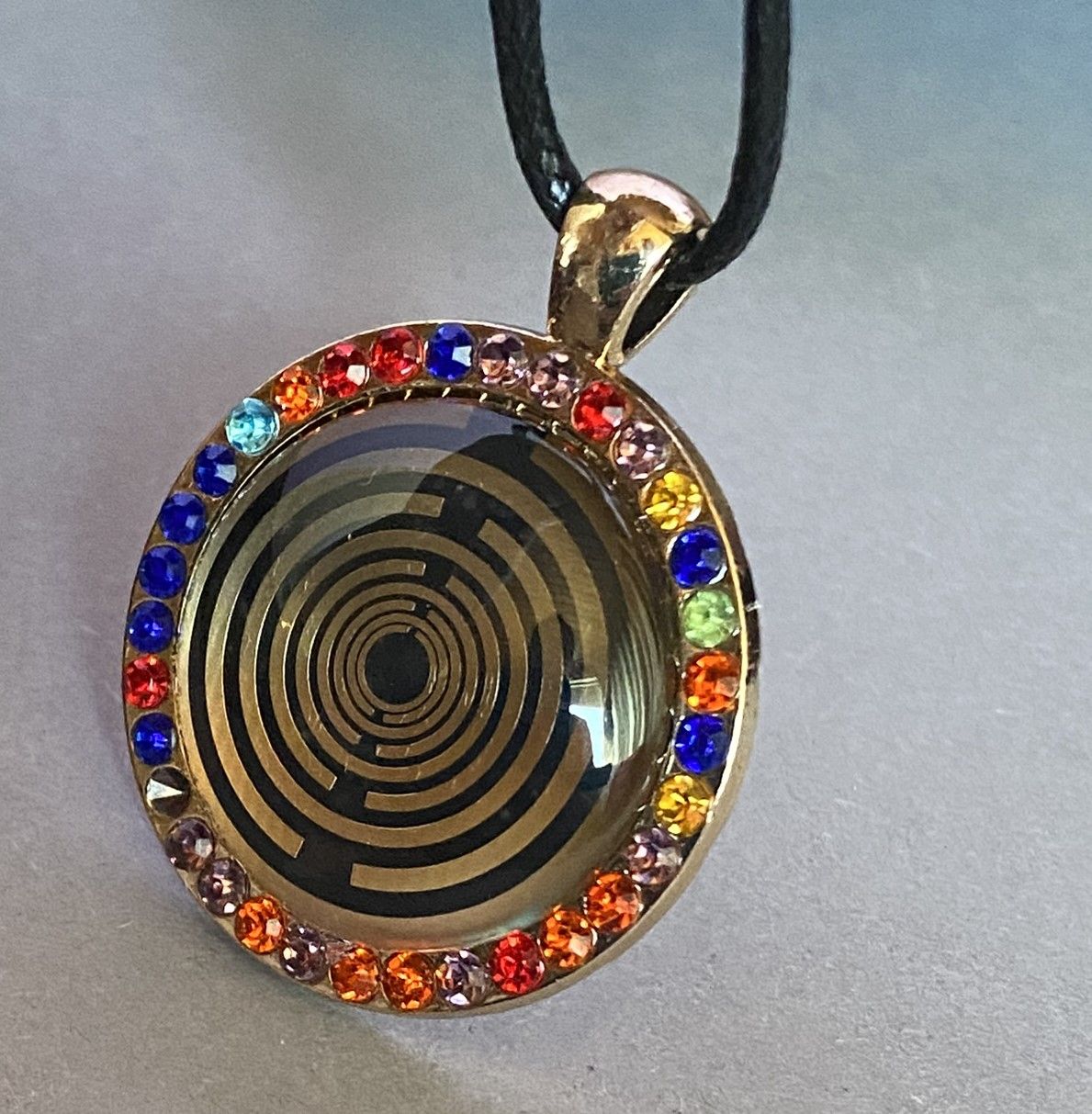Amulett – Glamour – Lakhovsky MWO – 25 mm / goldlegiert / nachtschwarz – Produktansicht 1