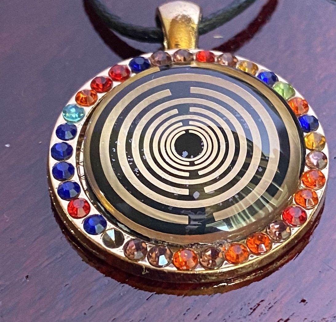 Amulett – Glamour – Lakhovsky MWO – 25 mm / goldlegiert / nachtschwarz – Produktansicht 1